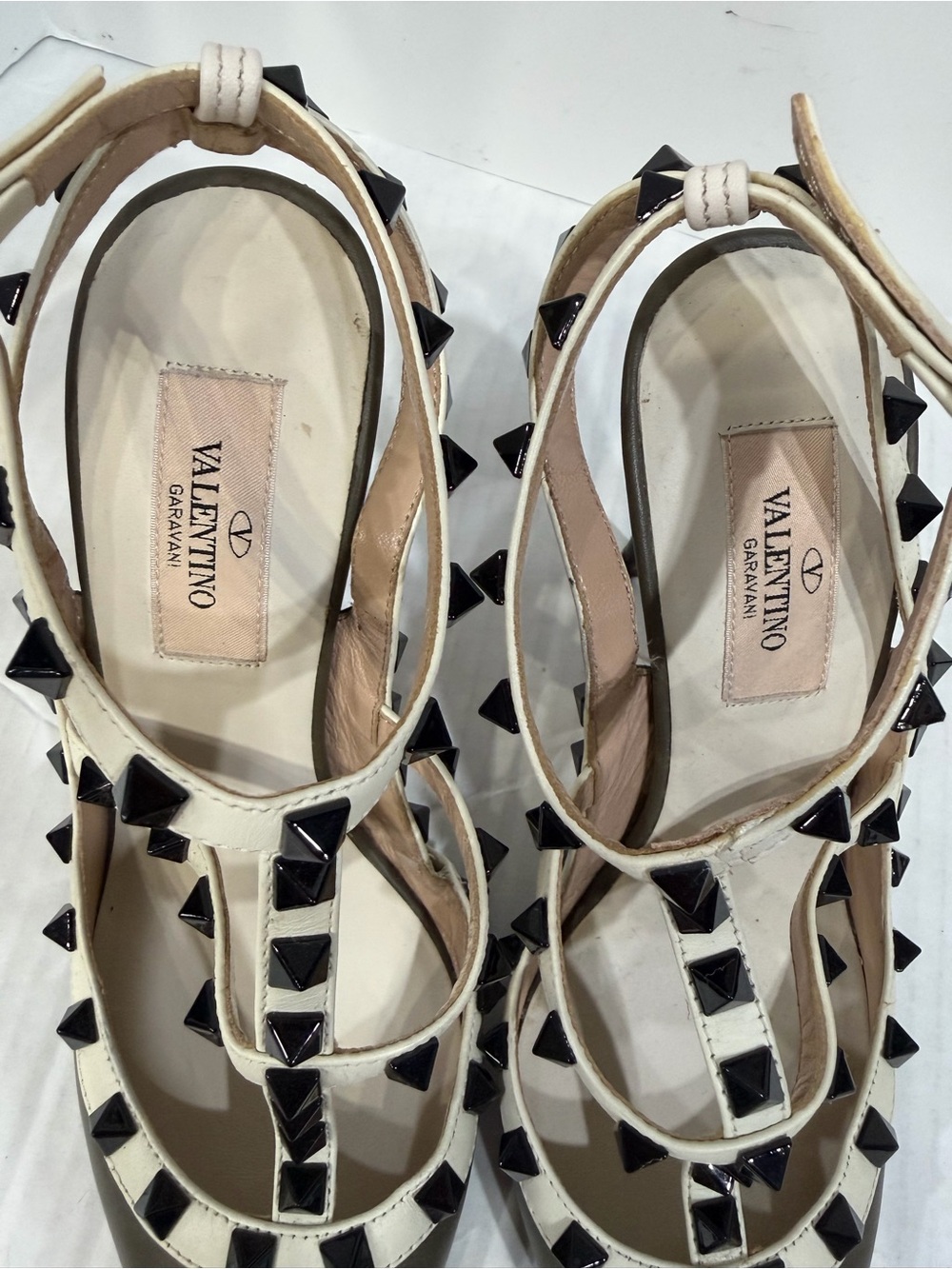 Valentino Garavani Olive Pointed-Toe T-Strap Rockstud Flats with Ivory Trim 6.5 - Picture 3 of 8